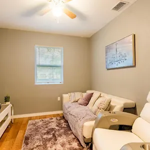 Cute Bungalow In Down Town With Jacuzzi & Grill Holiday home
